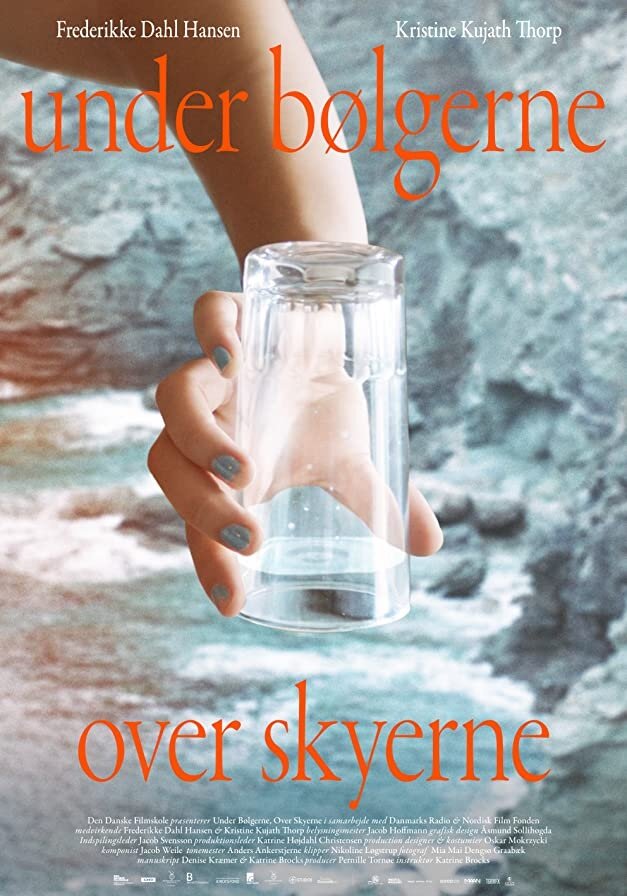 Under bølgerne, over skyerne (2019) постер